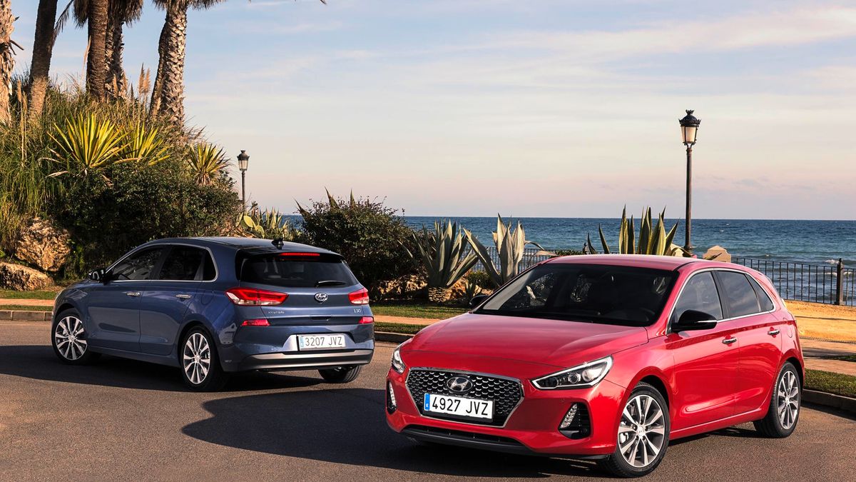 Podobnie jak zaprezentowany w zeszłym roku Ioniq, i30 trzeciej generacji wnosi powiew świeżości do gamy Hyundaia. Model jest całkowicie nowy. Zmieniono nie tylko sylwetkę, którą ocenicie sami, ale także proporcje i ogólny odbiór samochodu. Teraz nadwozie jest lekkie wizualnie i znacznie nowocześniejsze, zwarte i narysowane w tradycyjny dla europejskich kompaktów sposób.