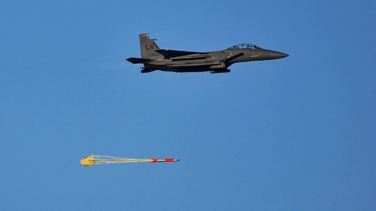 Samolot F-15 zrzucający ćwiczebną bombę atomową B61-12