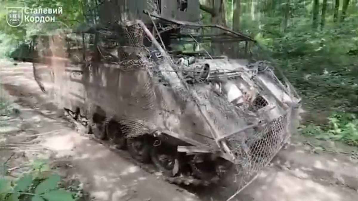 Ukraiński M113 po trafieniu przez drona FPV i pocisk 120 mm.
