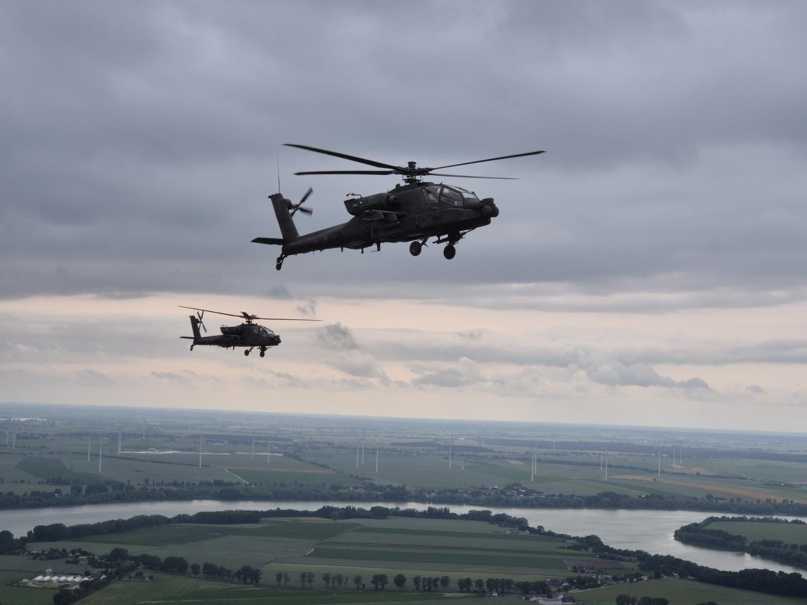 AH 64D Apache w locie