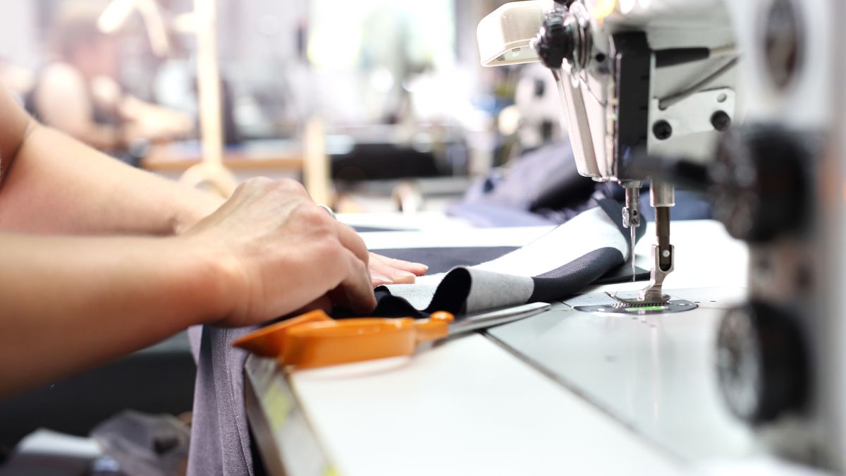 Zatrudnił szwaczki zwolnione z Levi Strauss