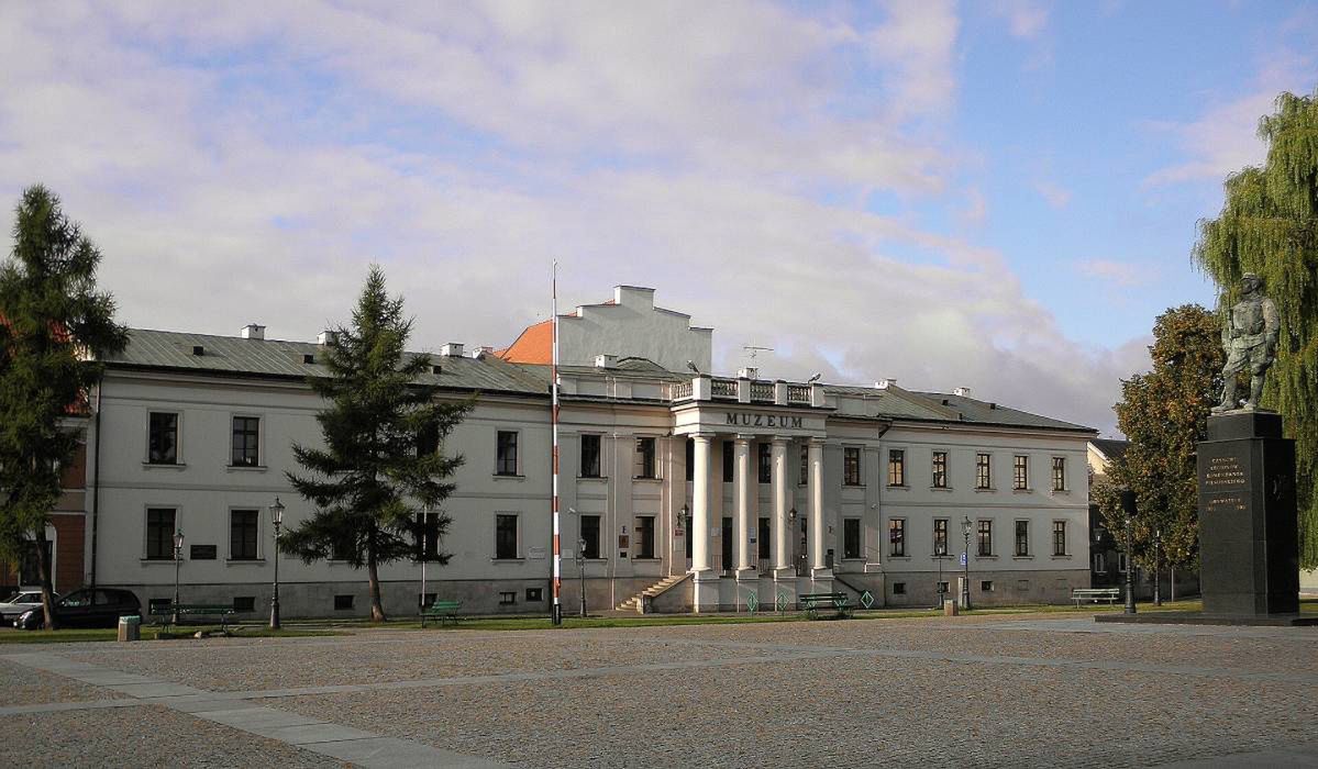 Radom: Muzeum Malczewskiego zaprasza na wykład i oprowadzenie kuratorskie "Podróże z Herodotem. Świat oczami Ryszarda Kapuścińskiego"