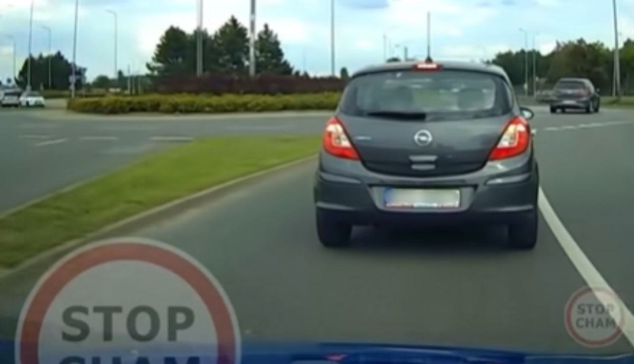 Dojechał do ronda. Spójrzcie, co po chwili zrobił kierowca opla