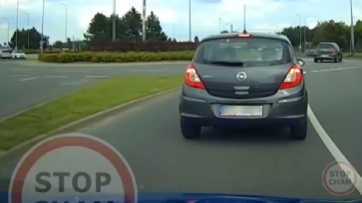 Rondem pod prąd. Kierowca opla nagrany.