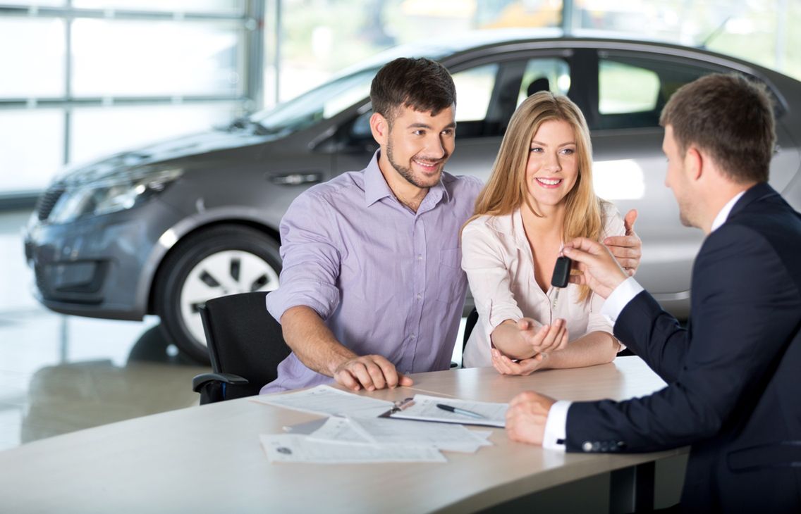 Zdjęcie mężczyzny i kobiety kupujących auto