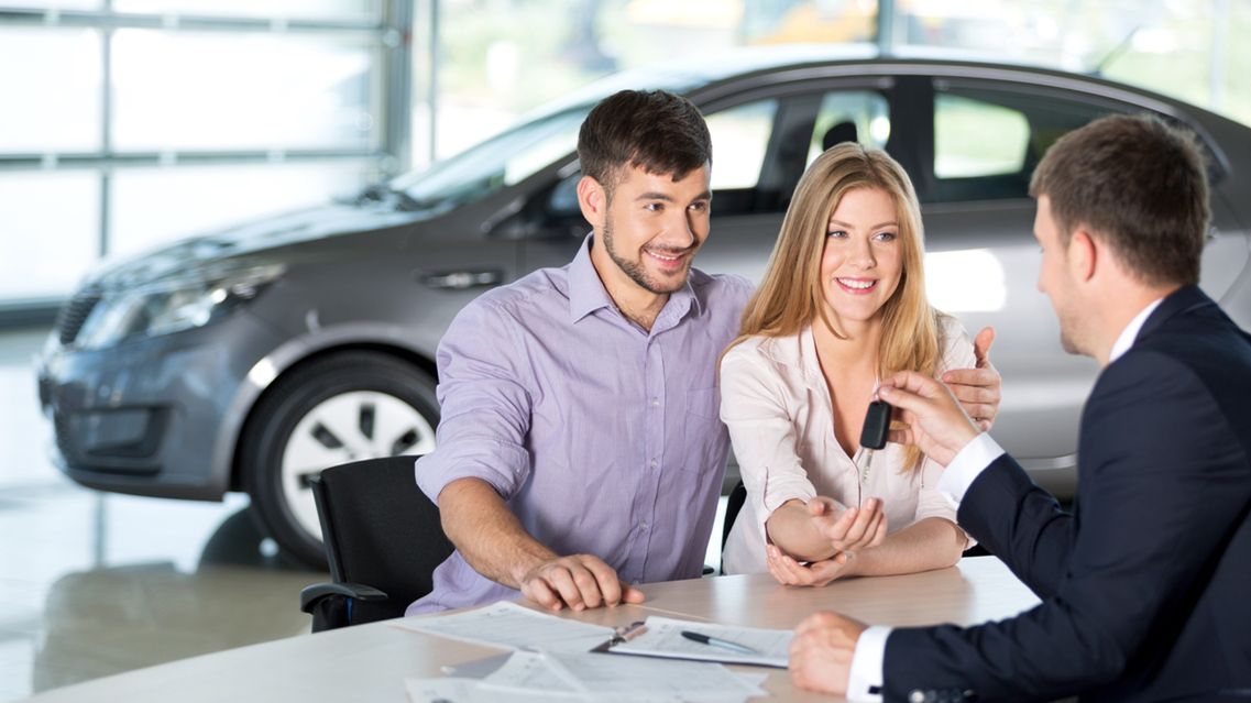 Zdjęcie mężczyzny i kobiety kupujących auto