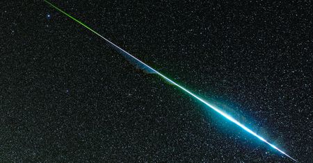 Meteor mieni się różnymi kolorami. Niezwykłe zdjęcie spadającej gwiazdy
