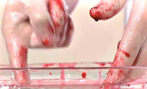 Jak zrobić lepką sztuczną krew? [wideo]