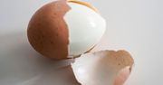 Wrzuć dwa plasterki do gotowania jajek. Skorupka się ześlizgnie