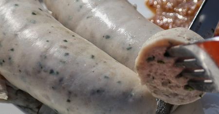 Nie każdy powinien jeść białą kiełbasę. Zrezygnuj, jeśli masz takie objawy