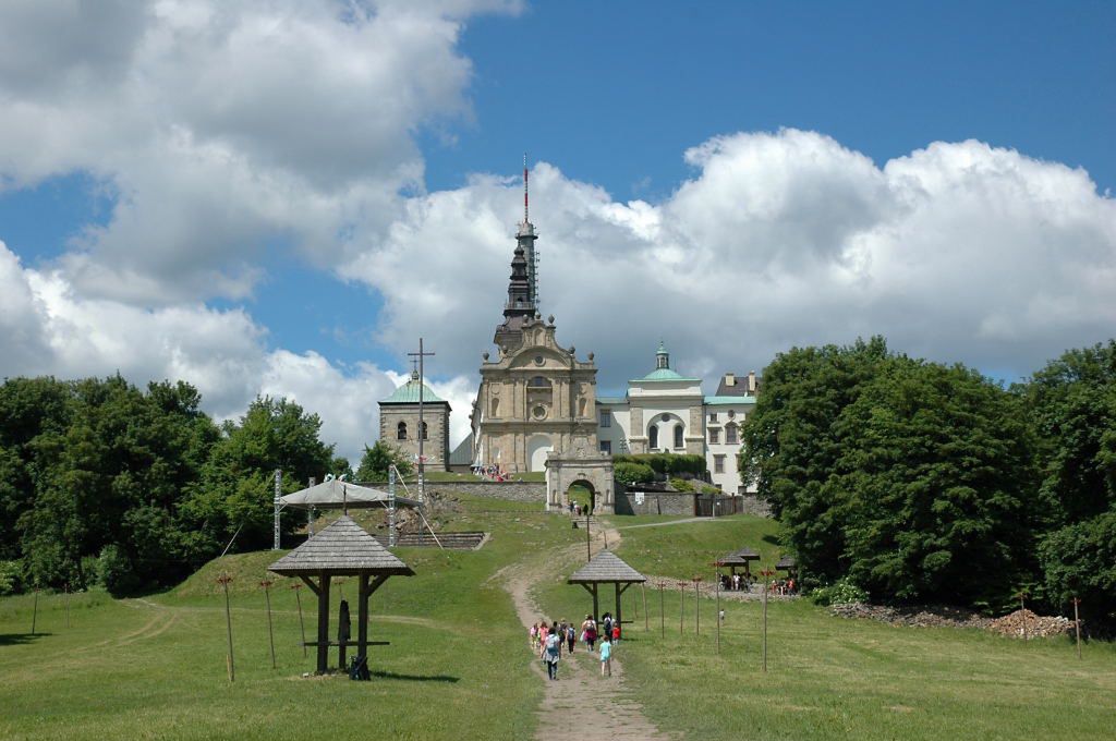 Święty Krzyż - zabudowania na wzgórzu