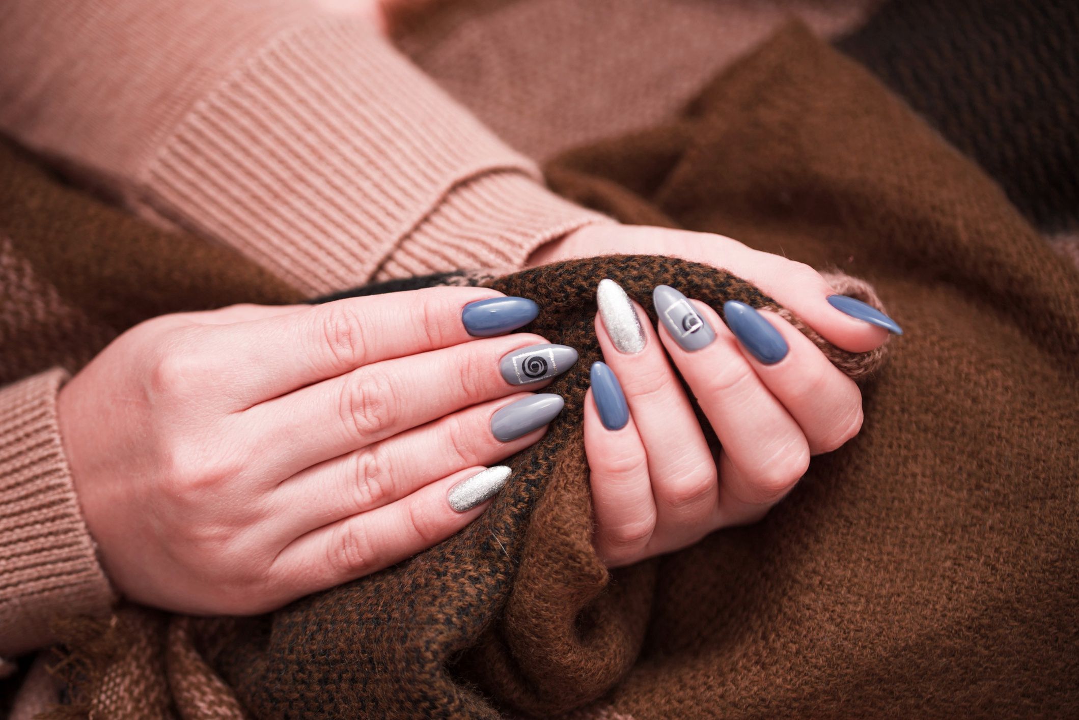 manicure z naklejkami