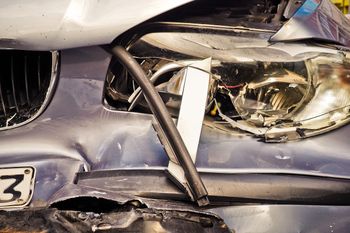 Wypadek na S8 w powiecie wieruszowskim. Kierowca osobówki wjechał w naczepę TIR-a. Dwie osoby zostały ranne