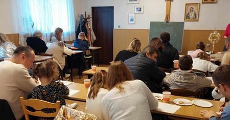 Stawiają szóstki dzieciom za udział we mszy św. Rodzice nie kryją oburzenia