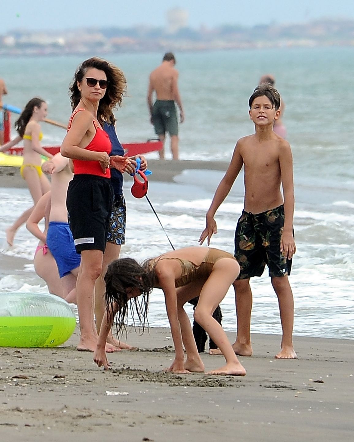 Penelope Cruz na plaży z dziećmi bez Javiera Bardema