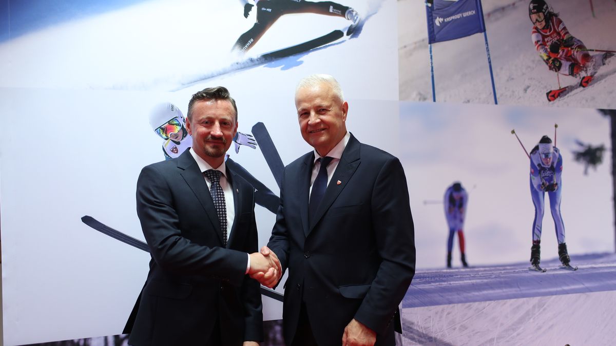 Kraków, 25.06.2022. Ustępujący prezes PZN Apoloniusz Tajner (P) i Adam Małysz (L), który został dziś wybrany na stanowisko nowego prezesa podczas Sprawozdawczo-Wyborczego Walnego Zjazdu Delegatów Polskiego Związku Narciarskiego w Krakowie, 25 bm. (js) PAP/Art Service 2