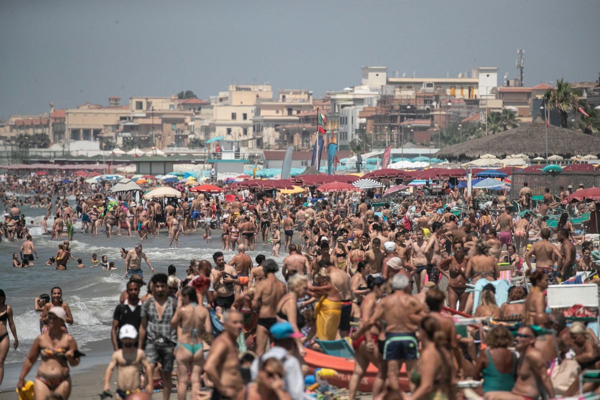 Turyści na plaży w Ostii, niedaleko Rzymu