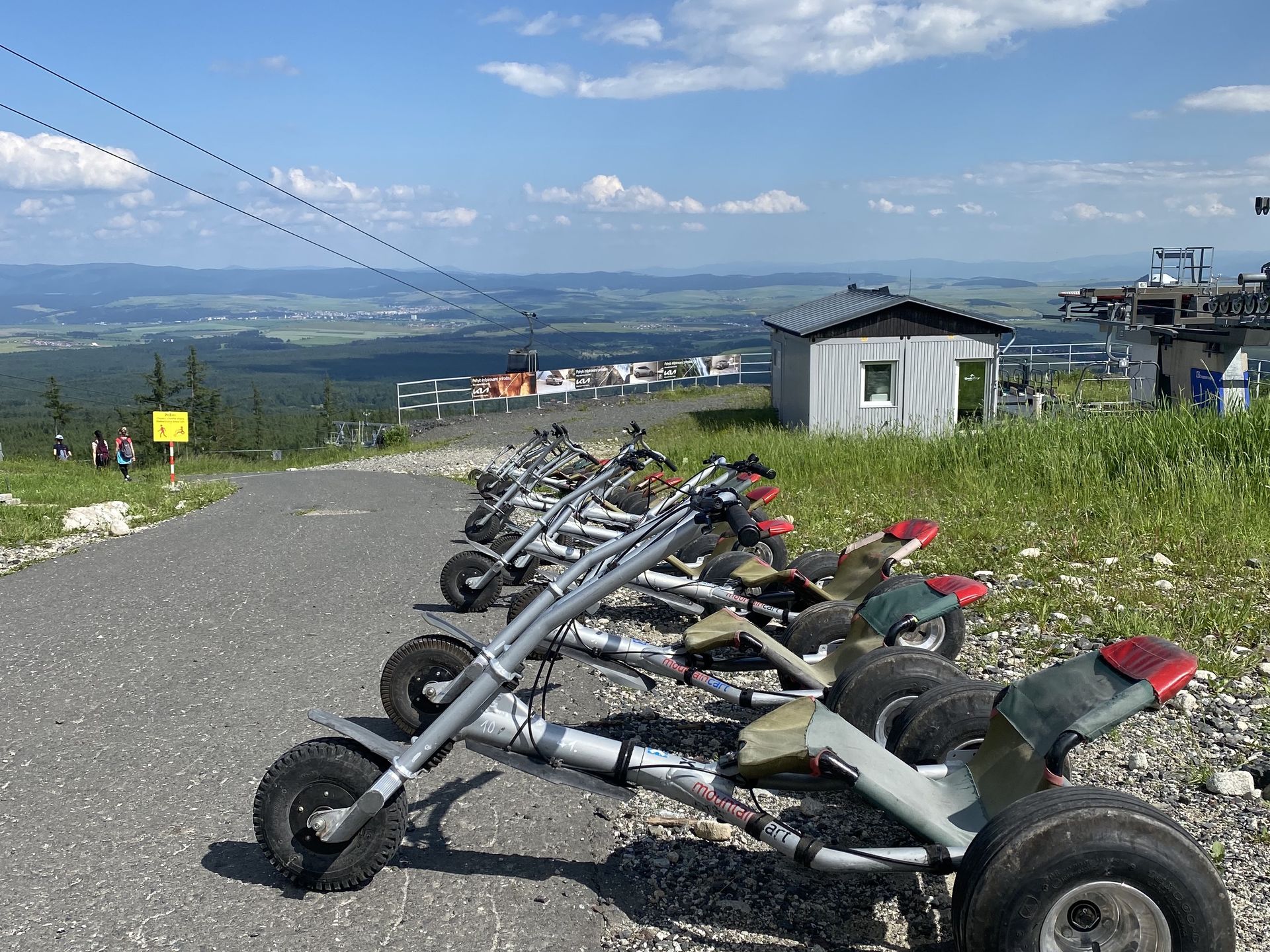 Powrót gokartami to świetna zabawa dla turystów w każdym wieku 