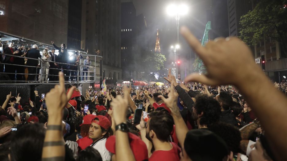 Supporters of former president and presidential candidate Luiz InĂĄcio Lula da Silva gather to listen to a speech by the candidate, on Avenida Paulista in Sao Paulo, Brazil, 02 October 2022. Former President Luiz Inacio Lula da Silva will proceed to the second round of presidential elections with the current president, Jair Bolsonaro, according to the official results of the Brazilian elections. EPA/Fernando Bizerra Dostawca: PAP/EPA.