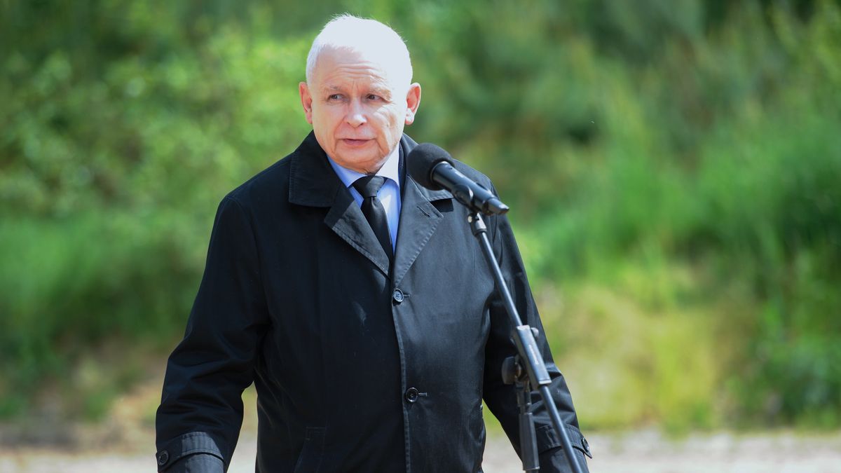 Kopczany (woj. podlaskie), 27.05.2023. Prezes PiS Jarosław Kaczyński podczas konferencji prasowej przy granicy polsko-białoruskiej w miejscowości Kopczany, 27 bm. Konferencja zainaugurowała akcję #TrasaDotrzymanegoSłowa. (jm) PAP/Tomasz Waszczuk