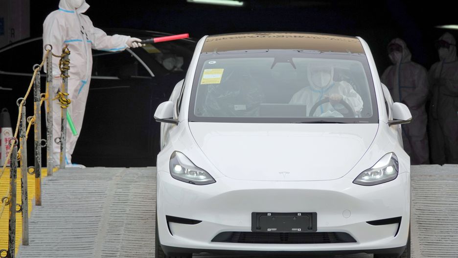 Tesla wycofuje 1,1 mln pojazdów w Chinach z powodu problemów z hamowaniem.
