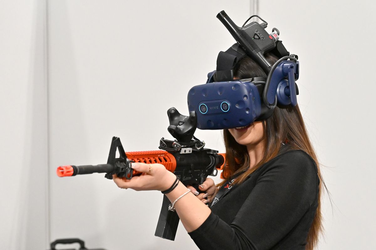 Kobieta podczas gry VR