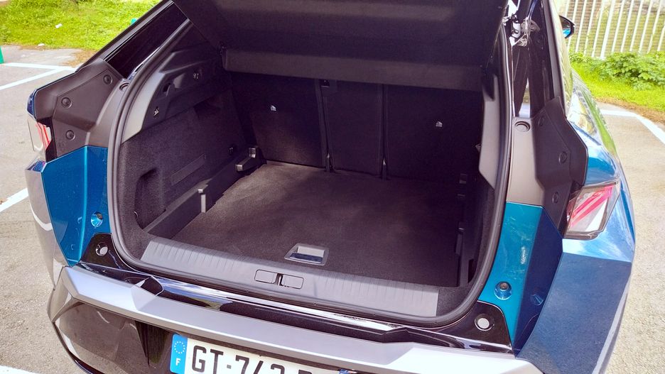 Peugeot E-3008. Spory bagażnik i 17 schowków przesądzają o praktyczności samochodu