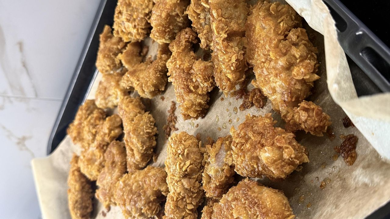 Chrupiące kawałki kurczaka na blaszce