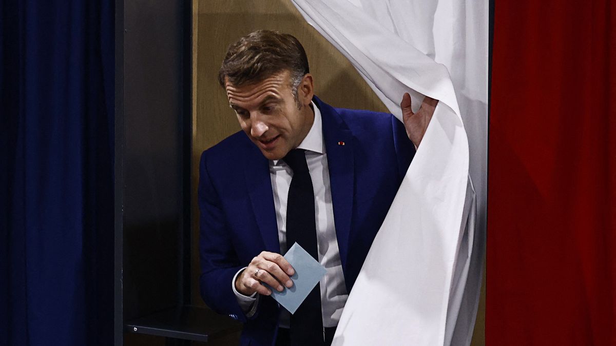 French President Emmanuel Macron leaves a voting booth as he prepares to cast his ballot in the first round of the early French parliamentary elections, in Le Touquet-Paris-Plage, northern France, 30 June 2024. France on 30 June holds the first round of snap parliamentary elections called by President Emmanuel Macron, after dissolving the National Assembly on 09 June 2024. EPA/YARA NARDI / POOL MAXPPP OUT Dostawca: PAP/EPA.