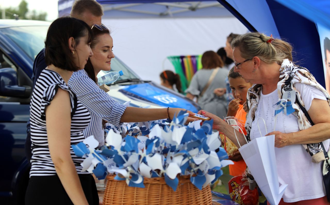 "Chcą przekupić ludzi". Jak PiS wprosił się na lokalną imprezę i promował 800 plus