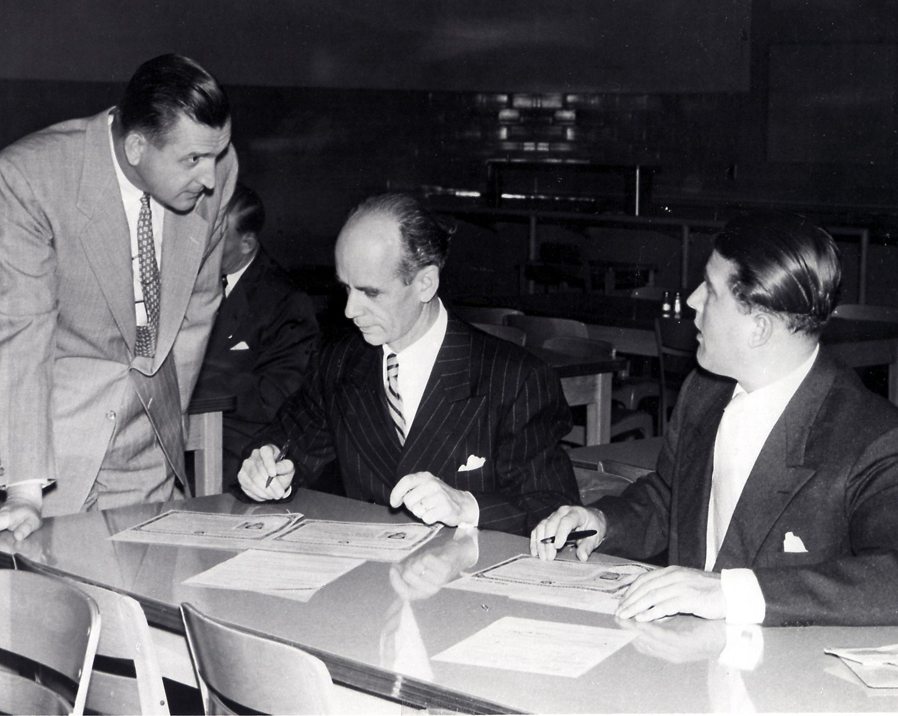 Ernst Stuhlinger (pośrodku) i Wernher von Braun (po prawej)