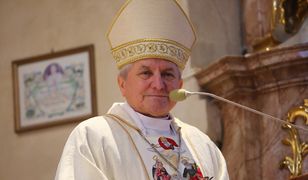 "Zabawa w chowanego". Biskup Edward Janiak apeluje do wiernych o modlitwę. "Jest na mnie taka nagonka medialna"