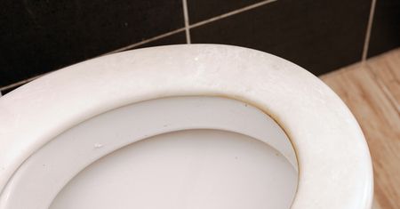 Wymieszaj i nałóż na deskę. W mig pozbędziesz się żółtych plam