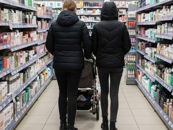 Siostry dwa razy okradły tę samą drogerię. Łupy ukrywały w wózku obok niemowlęcia