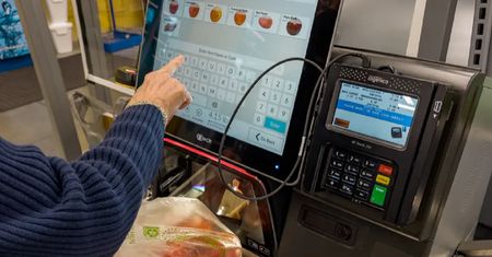 Klienci płacą nawet 1/4 więcej. O co chodzi z kasami samoobsługowymi?