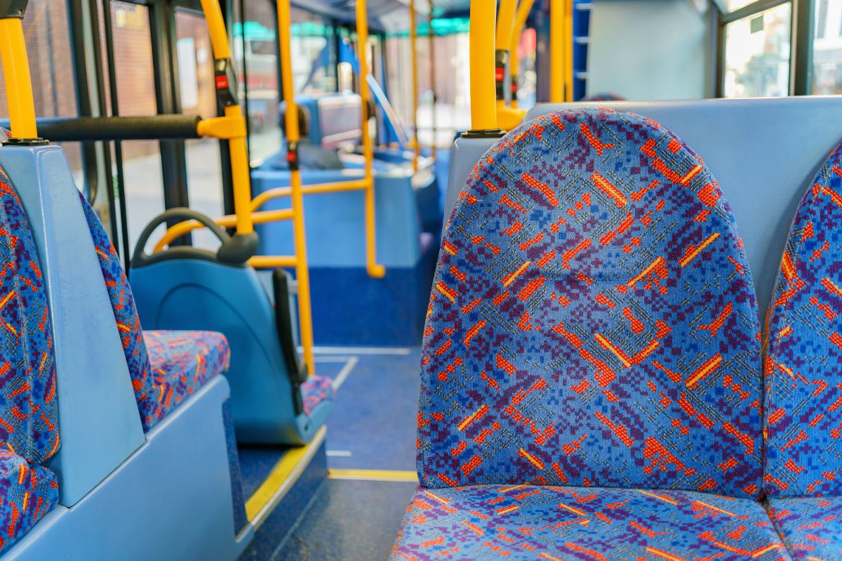 Oto czemu siedzenia w autobusach mają brzydkie wzory. Specjalny zabieg
