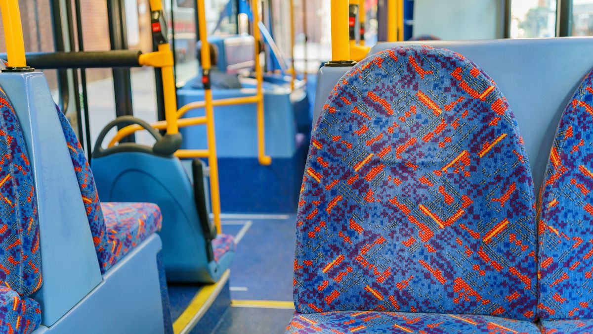 Siedzenia w autobusie.