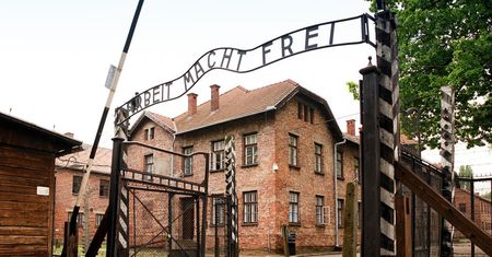 Przyjechali na wycieczkę do Auschwitz. Skandaliczne zachowanie młodych Niemców