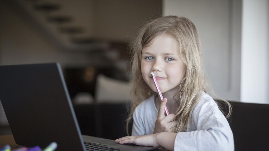 Części mowy to wyrazy, które opisują zjawiska, przedmioty, cechy lub czynności