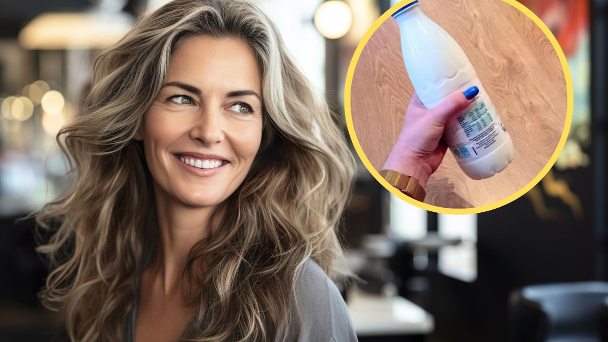 Uśmiechnięta kobieta z pięknymi włosami