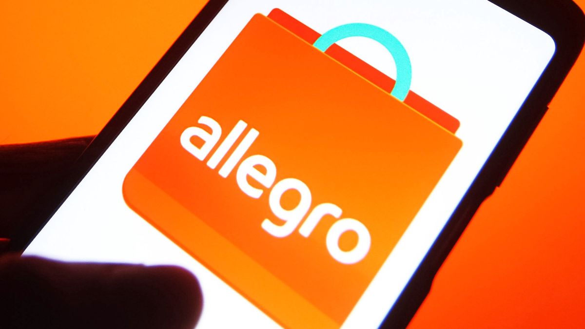 UKRAINE - 2021/11/10: In this photo illustration, an Allegro logo of an online e-commerce platform is seen on a smartphone and a pc screen. (Photo Illustration by Pavlo Gonchar/SOPA Images/LightRocket via Getty Images)