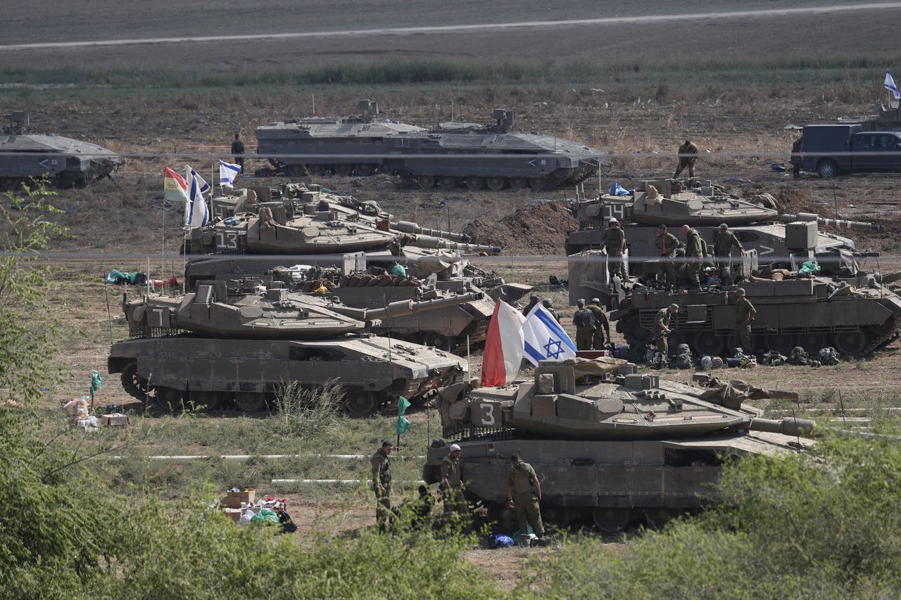 Czołgi Merkawa i transportery Namer w okolicy Strefy Gazy