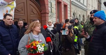 Wrocław. Koronasceptyczna lekarka częstuje pączkami. Obrońcy pani doktor wiwatują