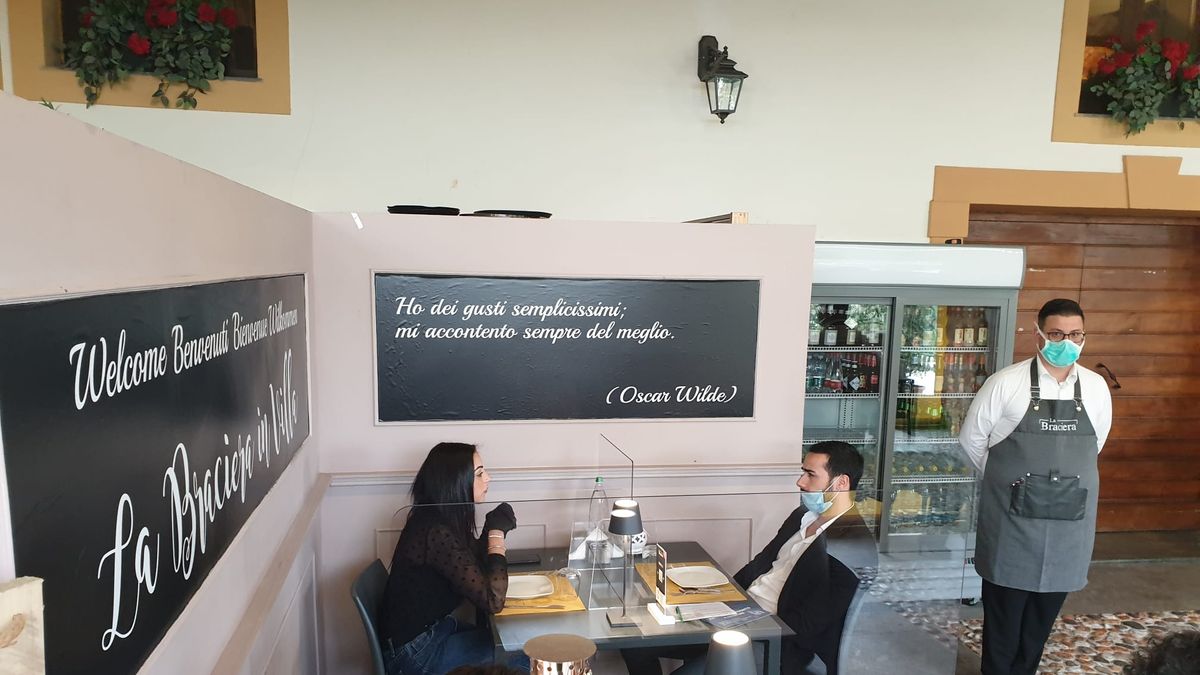 Koronawirus na świecie. Bariery z pleksi mogą uratować gastronomię