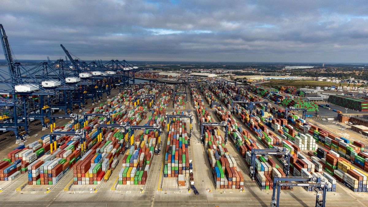 Terminal kontenerowy w Suffolk ( Felixstowe) pęka w szwach. Na brzegu na zabranie czeka 50 tys. kontenerów 