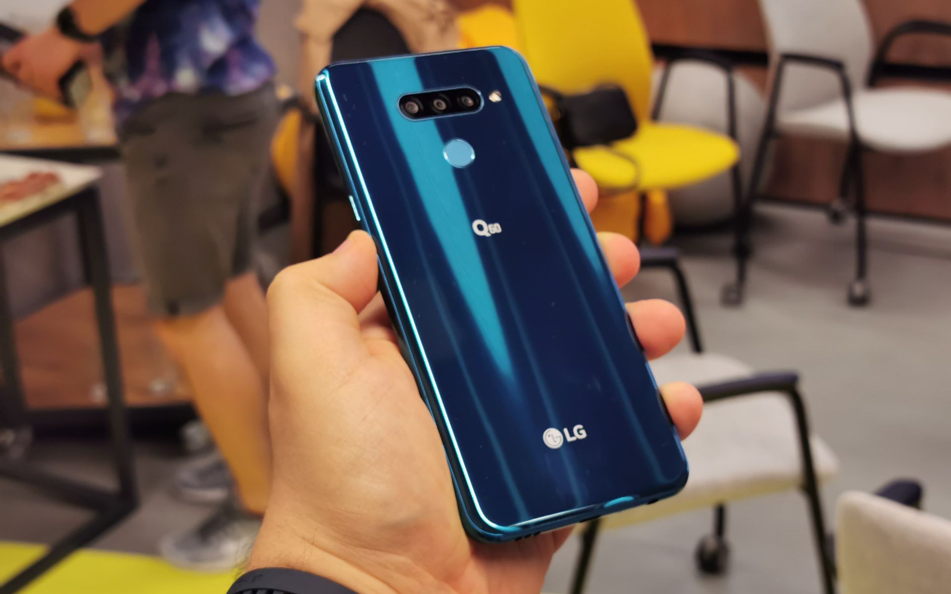 LG Q60 wchodzi do Polski. Konkretny gratis w startowej promocji 2