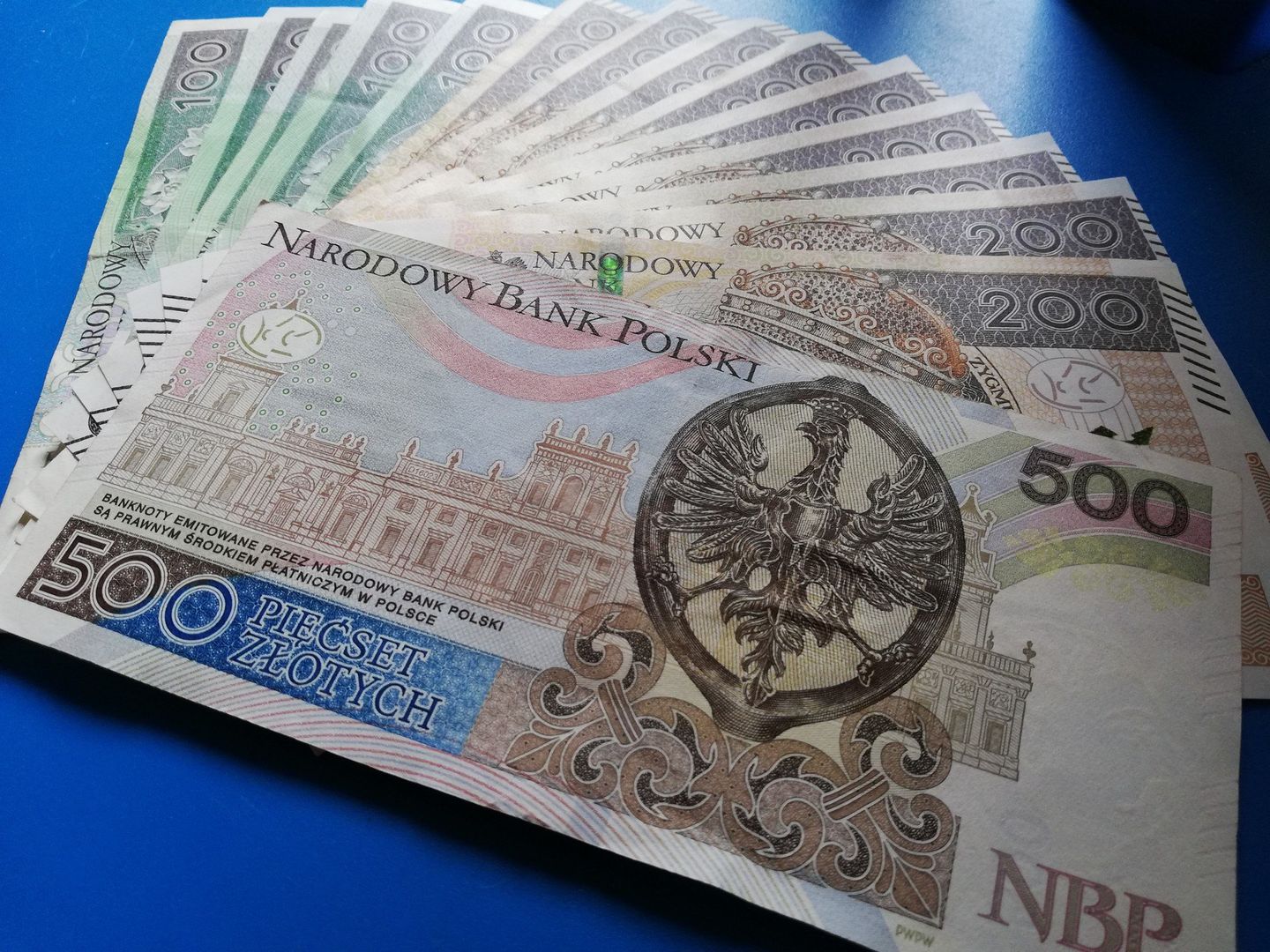 60-latka z kapitałem 700 tys. zł otrzyma emeryturę w wysokości 2627,63 zł, co oznacza, że będzie ona niższa o około 22 zł (kapitał zostanie podzielony przez 266,4 miesiąca zamiast przez 264,2 miesiąca).65-latek z kapitałem 700 tys. zł otrzyma emeryturę w wysokości 3170,29 zł, co oznacza, że będzie ona niższa o około 27,50 zł (kapitał zostanie podzielony przez 220,8 miesiąca zamiast przez 218,9 miesiąca).