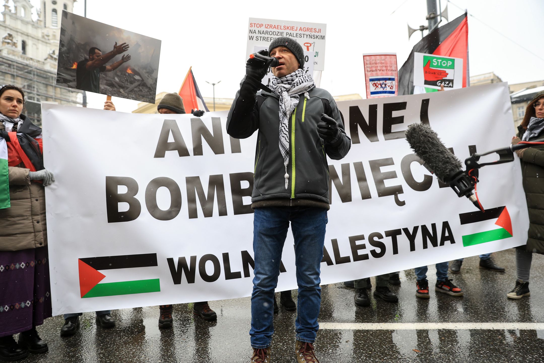 Warszawa, 18.11.2023. Manifestacja propalestyńska ph. "Ani jednej bomby więcej � wolna Palestyna" na pl. Zbawiciela w Warszawie, 18 bm. Uczestnicy wydarzenia mają przejść pod ambasadę Izraela. (jm) PAP/Rafał Guz