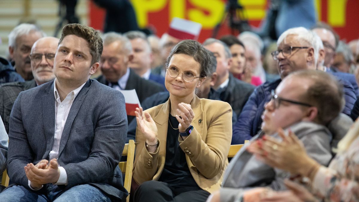 Donald Tusk w Bialej Podlaskiej
17.04.2023 Biala Podlaska . Szefowa sztabu wyborczego Koalicji Obywatelskiej Wioletta Paprocka (C) podczas spotkania przewodniczacego Platformy Obywatelskiej Donalda Tuska z mieszkancami Bialej Podlaskiej .
Fot. Jakub Orzechowski / Agencja Wyborcza.pl
Fot. Jakub Orzechowski / Agencja Wyborcza.pl
tusk, donald tusk, spotkanie, spotkanie wyborcze, mieszkancy, wybory, kampania wyborcza, polityk, polityka, politycy, po, platforma obywatelska, obrobione, koalicja obywatelska, ko, szef sztabu, szefowa sztabu, wioletta paprocka, /FR/