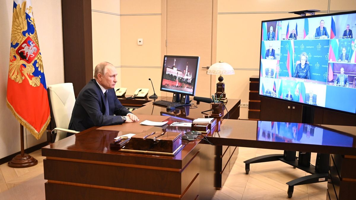 MOSCOW, RUSSIA - MARCH 03: (----EDITORIAL USE ONLY â MANDATORY CREDIT - "KREMLIN PRESS OFFICE / HANDOUT" - NO MARKETING NO ADVERTISING CAMPAIGNS - DISTRIBUTED AS A SERVICE TO CLIENTS----) Russian President Vladimir Putin issues assessments during his meeting with the officials of Security Council of Russia, on March 03, 2022 in Moscow, Russia. (Photo by Kremlin Press Office/Handout/Anadolu Agency via Getty Images)